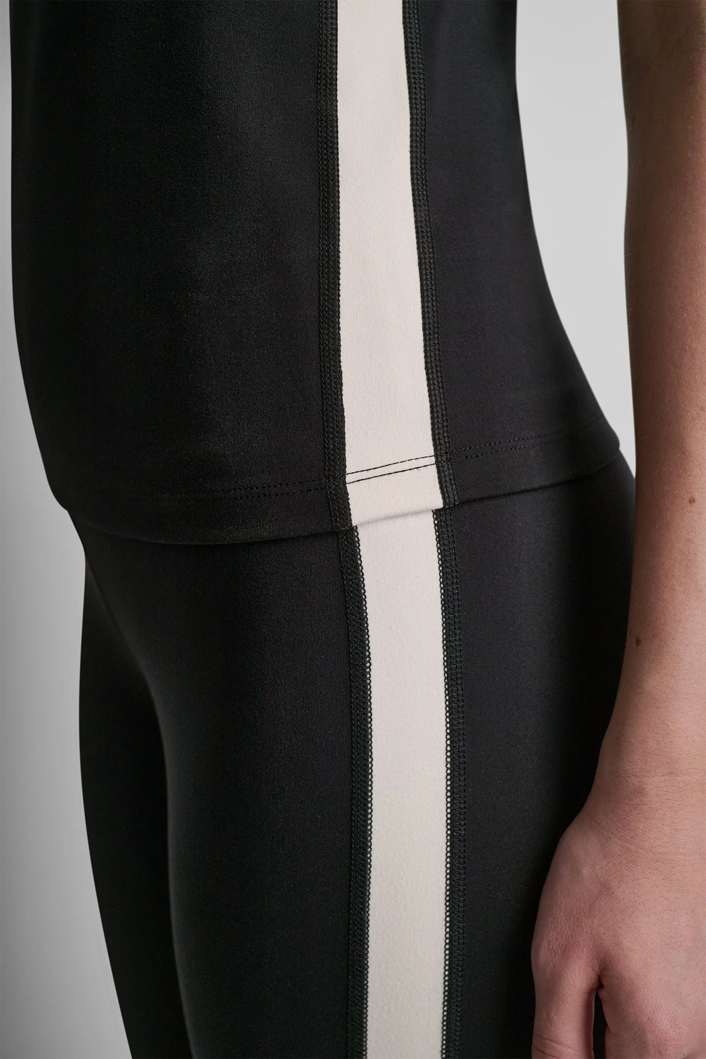 HIGH-RISE STRIPE FLARE LEGGING - Image 7