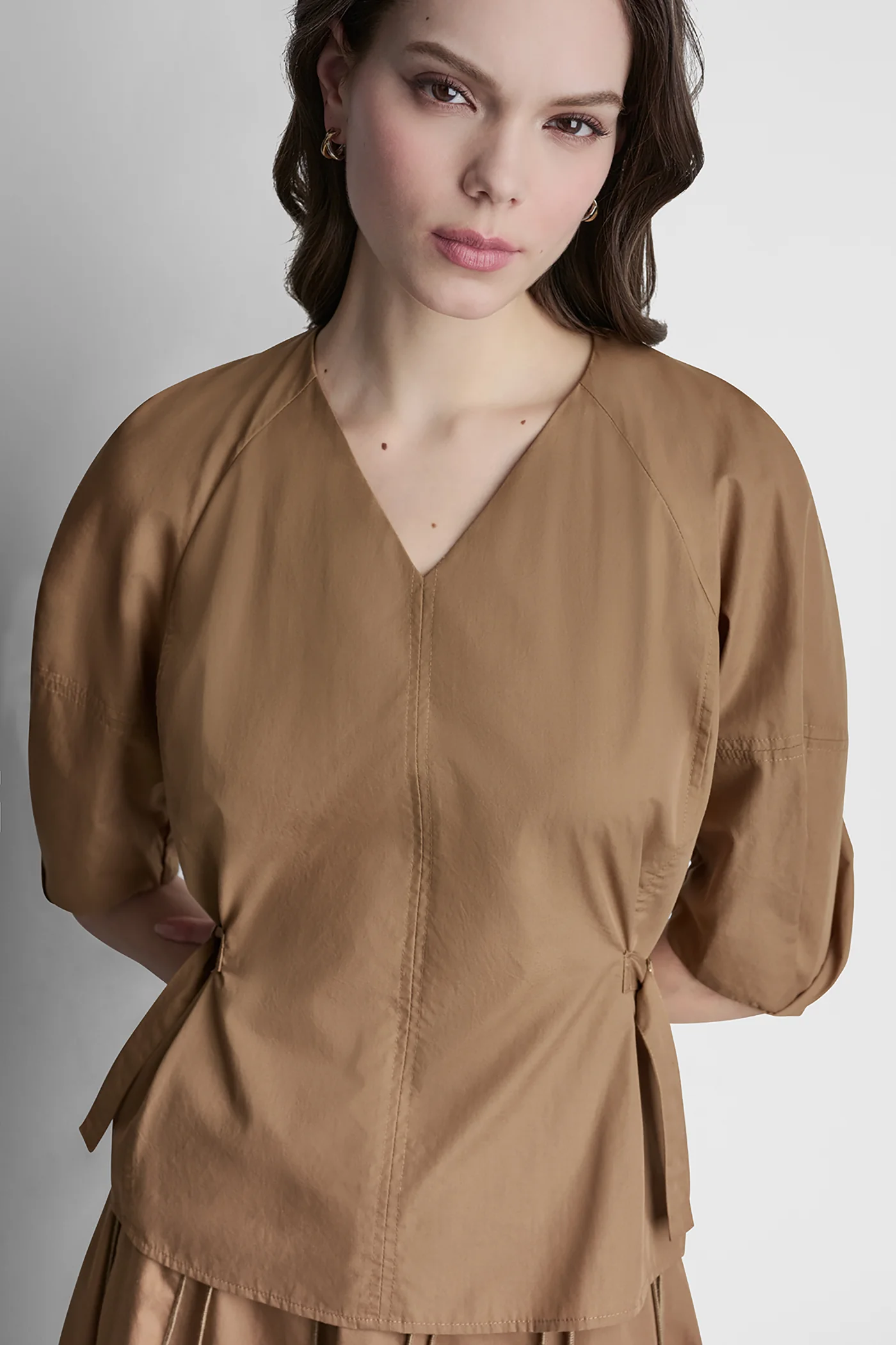 3/4 BARREL SLEEVE V-NECK TOP - Image 3